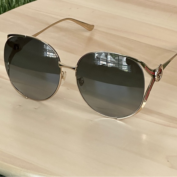 Gucci oversized oval sunglasses with case drawstring bag and cleaning cloth - Picture 3 of 14